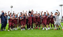 Trabzonspor’un gençleri şampiyonluk kupasını kaldırdı!