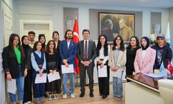 Başkan Kaya, 23 Nisan Festivaline Katkı Sağlayan Öğrencilere Teşekkür Belgesi Verdi