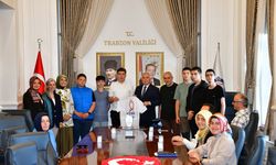 Vali Aziz Yıldırım, Trabzon Teknoloji Derneği Yöneticilerini ve Beraberindeki Öğrencileri Makamında Kabul Etti