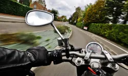Trabzon’da seyir halindeyken selfie çeken motosikletlilere ceza