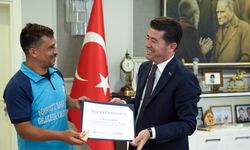 Başkan Kaya, Örnek Davranış Sergileyen Personele Teşekkür Belgesi Verdi