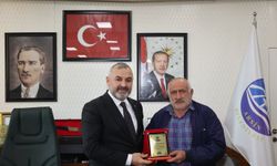 Başkan Bilgin’den emekliye ayrılan personellere plaket