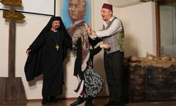 İlçelerde Tiyatro Şöleni Sürüyor