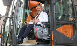 ARSİN BELEDİYESİ’NİN ARAÇ PARKINA 30 TONLUK EKSKAVATÖR