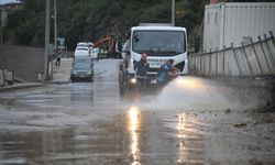 BELEDİYE EKİPLERİ, YAĞIŞIN NEDEN OLDUĞU HASARLARI GİDERİYOR