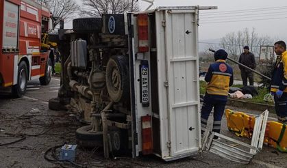 Samsun'da yoldan çıkan kamyon aydınlatma direğine çarptı: 4 yaralı