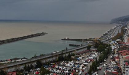 Rize'de yoğun yağışın ardından derelerin getirdiği çamur denizin rengini değiştirdi