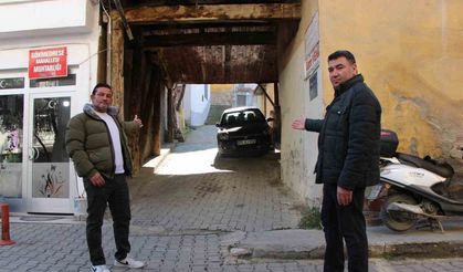 230 yıllık ahşap binanın altından sokak geçiyor