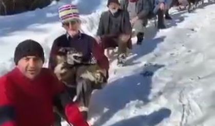 Bu köyde 7’den 70’e herkes kızak yarışı yapıyor