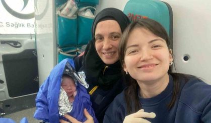 Dünyaya gözlerini ambulansta açtı