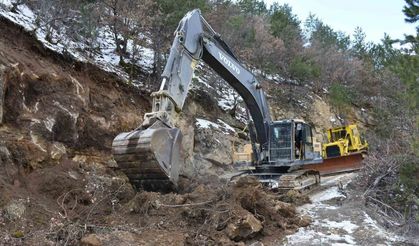 Heyelan köy yolunu kapattı