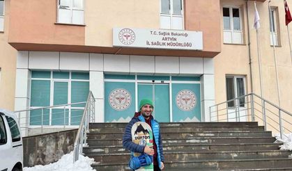 Karla kaplı yolda işine snowbordla kayarak gitti