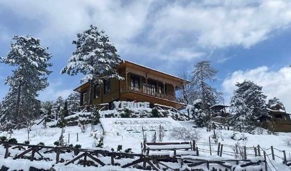 Orman manzaralı seyir terası beyaz örtüyle mest etti