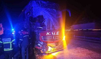 Otoyolda yolcu otobüsü tıra çarptı: 6 yaralı