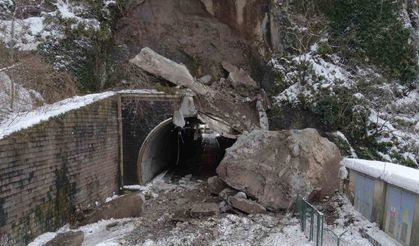 Sarp kara yolu ulaşıma kapandı ekipler çalışma başlattı