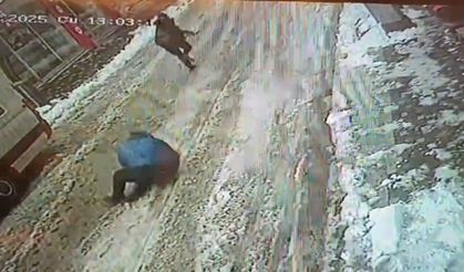 Yolda yürürken silahlı saldırıya uğradı, o anlar kameraya yansıdı