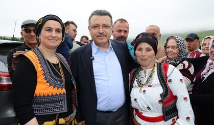 BAŞKAN GENÇ, HONEFTER YAYLA ŞENLİĞİ’NDE VATANDAŞLARLA BULUŞTU