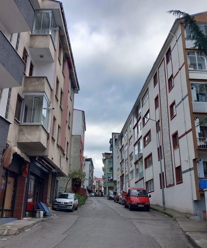 1 NO’LU ERDOĞDU’DA ELEKTRİK TELLERİ VE PAZAR YERİ SORUNU ÇÖZÜLMELİ