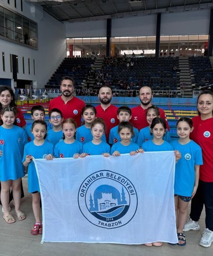 Ortahisar Belediyespor’un Minik Yüzücüleri, 28 Madalya Kazandı