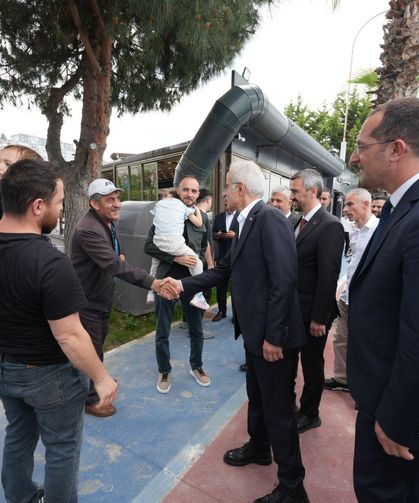 Bakan Uraloğlu, Sahilde Vatandaşlarla Bayramlaştı