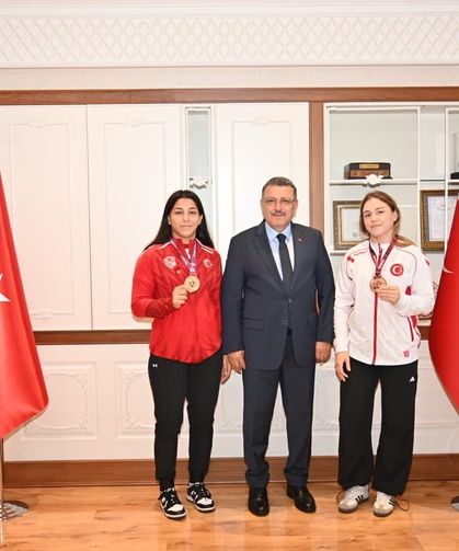 BAŞKAN GENÇ: “BAYRAĞIMIZI GURURLA DALGALANDIRDINIZ”