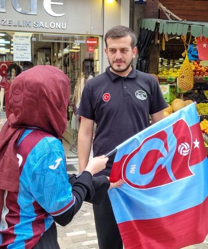 ORTAHİSAR’IN CADDELERİ, BORDO-MAVİ BAYRAKLARLA DONATILDI