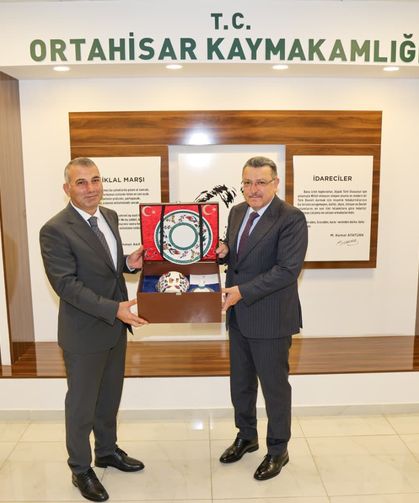 BAŞKAN GENÇ’TEN ORTAHİSAR KAYMAKAMI KOTAN’A HAYIRLI OLSUN ZİYARETİ