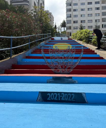 ORTAHİSAR, BORDO-MAVİYE BOYANIYOR