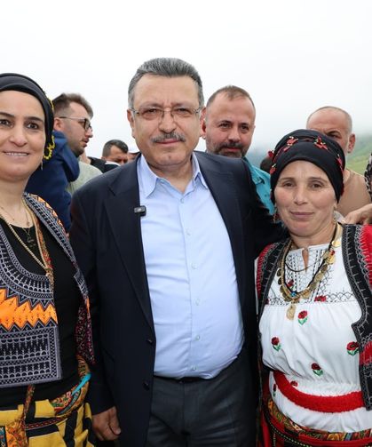BAŞKAN GENÇ, HONEFTER YAYLA ŞENLİĞİ’NDE VATANDAŞLARLA BULUŞTU