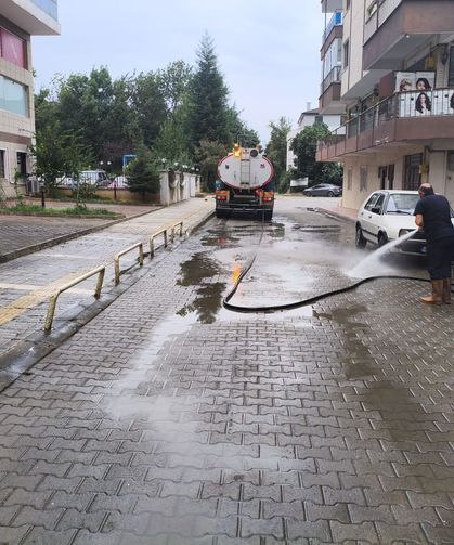 AKÇAABAT’TA TEMİZLİK MESAİSİ GECE GÜNDÜZ DEVAM EDİYOR