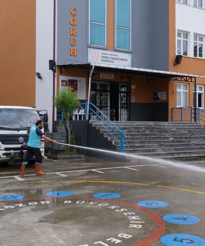 ORTAHİSAR BELEDİYESİ’NDEN OKUL BAHÇELERİNDE TEMİZLİK MESAİSİ