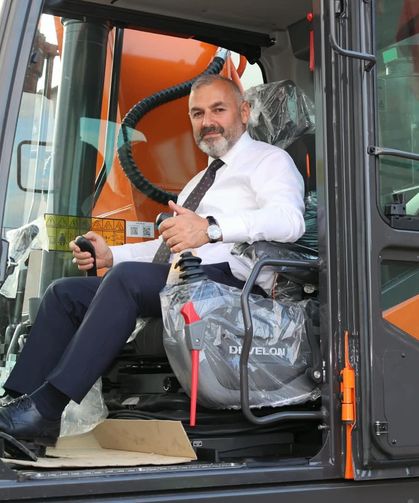 ARSİN BELEDİYESİ’NİN ARAÇ PARKINA 30 TONLUK EKSKAVATÖR