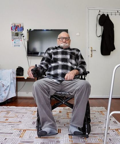 BAŞKAN AHMET KAYA’DAN AKÜLÜ SANDALYE DESTEĞİ