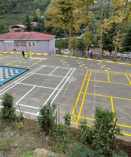 BÜYÜKŞEHİR’DEN OKUL BAHÇELERİNE RENKLİ DOKUNUŞ