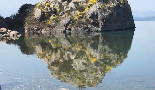 Göle yansıyan kayada şok eden figür...