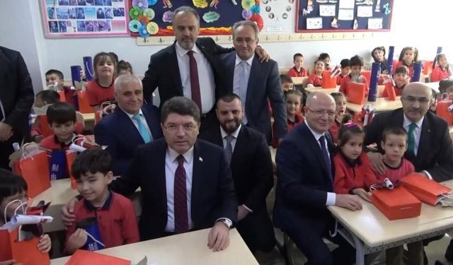 Adalet Bakanı Yılmaz Tunç, karne dağıttı