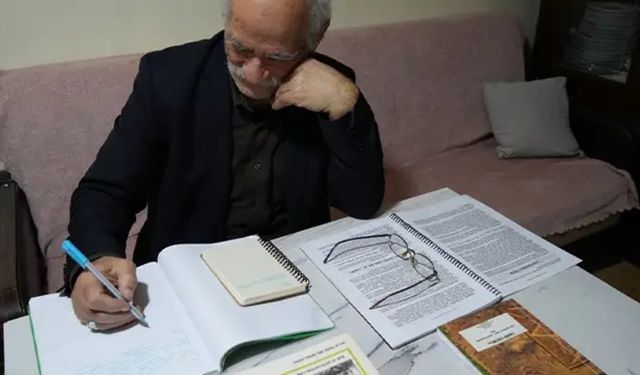 Bayburt'ta oğluyla aynı sıraları paylaşıyor! Hem okuyor hem kitap yazıyor