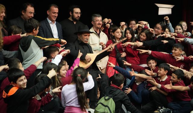 Robot Aşık Veysel öğrencilere konser verdi