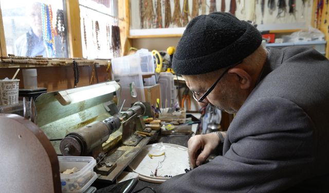 Gümüşhane’de 35 yıldır tek eliyle tesbih diziyor