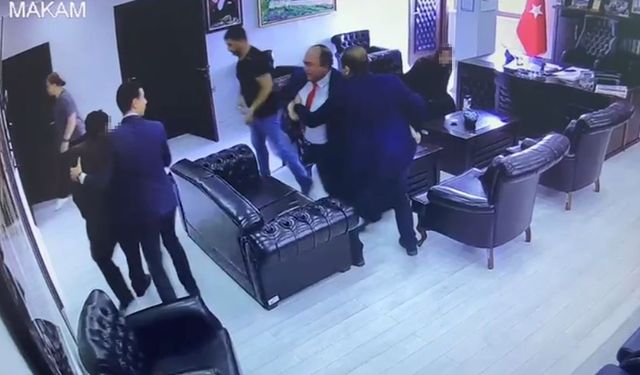 Artvin Belediye Başkanı Elçin'in, 2 yıl önce makamında, 85 yaşlarındaki şahsı ittiği görüntüler ortaya çıktı