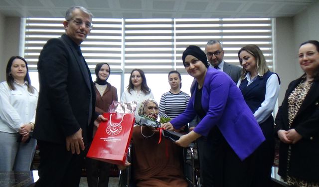 Kıbrıs gazisi eşine bakan Seher Garipoğlu'nu Sevgililer Günü'nde unutmadılar