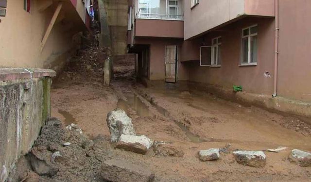 Mahalle sakinleri her yağmurda diken üstünde yaşıyor