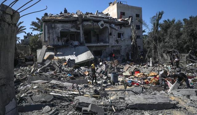 İsrail, Deir El-Balah'ta bir evi vurdu: 12 ölü