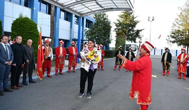 Şampiyon Havvanur’a Trabzon'da görkemli karşılama yapıldı