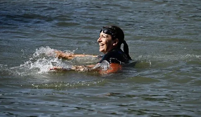 Paris Belediye Başkanı Hidalgo Seine Nehri'nde yüzdü