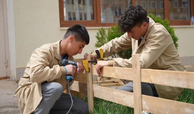 Bayburt Mesleki ve Teknik Anadolu Lisesi öğrencileri geri dönüşümle üretim yaparak ekonomiye katkı sağlıyor