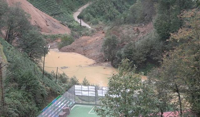 Rize'de heyelan korkusu: Boşaltılan evler yıkıldı, gölet oluştu