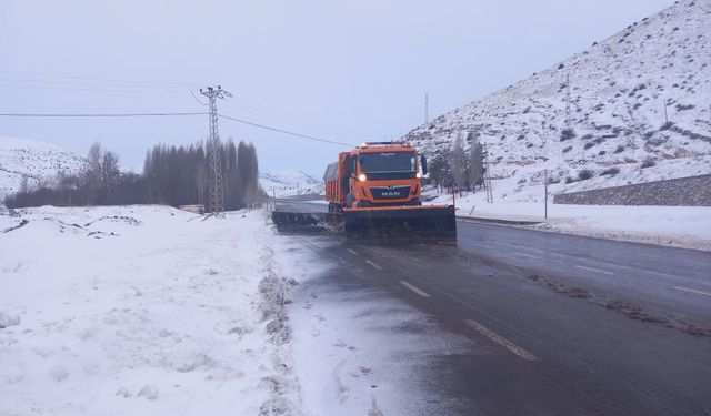 Bayburt'ta karayolları ekiplerinin karla kaplı yollarda ve tepelerde yoğun kar mesaisi