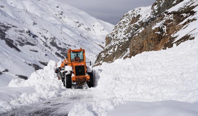 Ovit Dağı’nda ekiplerin zorlu kar mesaisi