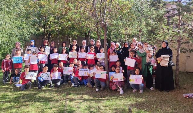 Anneler ve çocuklar Şehit Nevzat Kaya İlkokulu'nda sanatı paylaştı